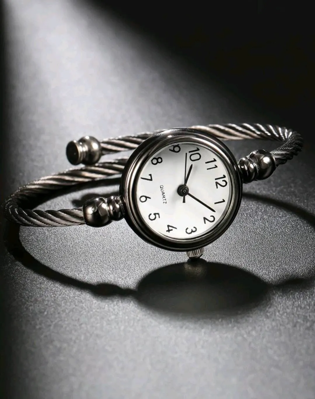 Jewellery - Watch - Ladies - round twisted black/white minimalist